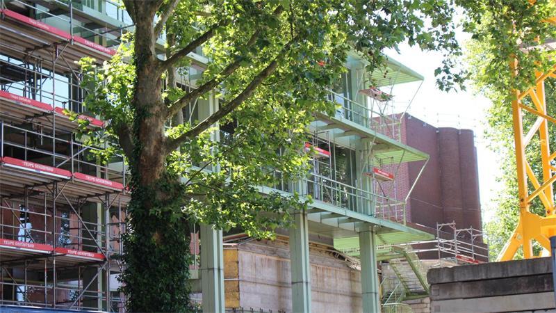 Kurios: Wie können mehr als 600 Theatersessel verschwinden? Blick auf einen Teil des Rathauses und das dahinter liegende städtische Bühnenhaus. (Archivbild)