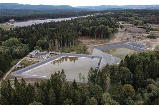 Blick auf einen Teilbereich der ehemaligen Sprengstoff-Fabrik "Tanne" mit der Pflanzen-Kläranlage und dem Solarenergie-Park im oberen Bereich. Foto: Swen Pförtner/dpa