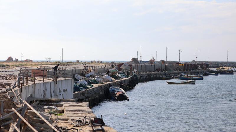 Tausende demonstrieren für Geiseln und gegen Netanjahu Blick auf einen beschädigten Hafen in Gaza-Stadt. Der Hafen von Gaza-Stadt ist kaputt und zu flach für große Schiffe. Doch die USA und andere wollen nun für eine begrenzte Zeit einen neuen Hafen einrichten.