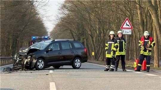 Blick auf einen der Unfallwagen. Die Feuerwehr musste zahlreiche Trümmerteile von der Fahrbahn sammeln.