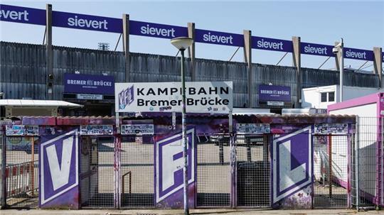 Blick auf einen geschlossenen Eingang zum Stadion an der Bremer Brücke.