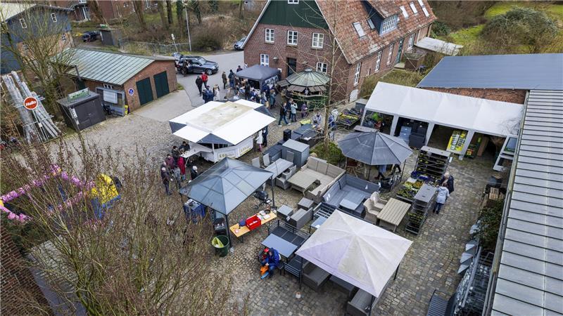 Blick auf einen kleinen Teil des Klosterfests in Himmelpforten im Innenhof von Wehbers Mühle.