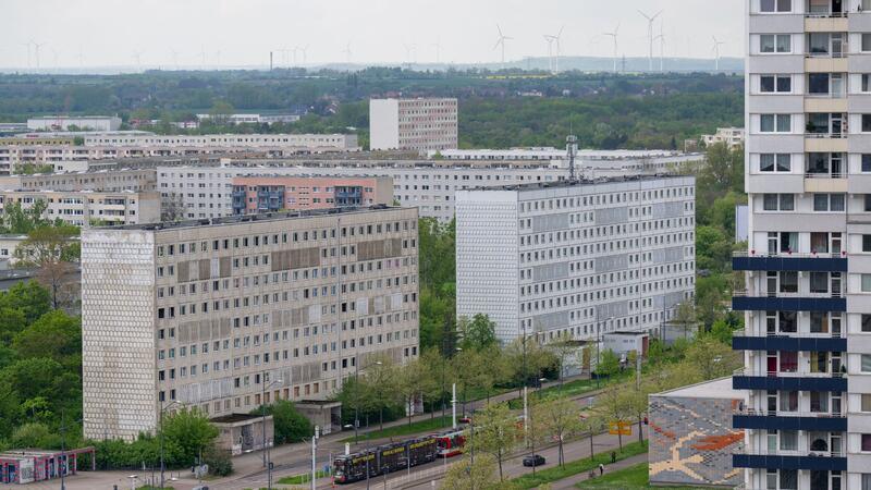 Blick auf einen leerstehenden DDR-Wohnblock (l) im Plattenbaugebiet Halle-Neustadt in Halle/Saale.