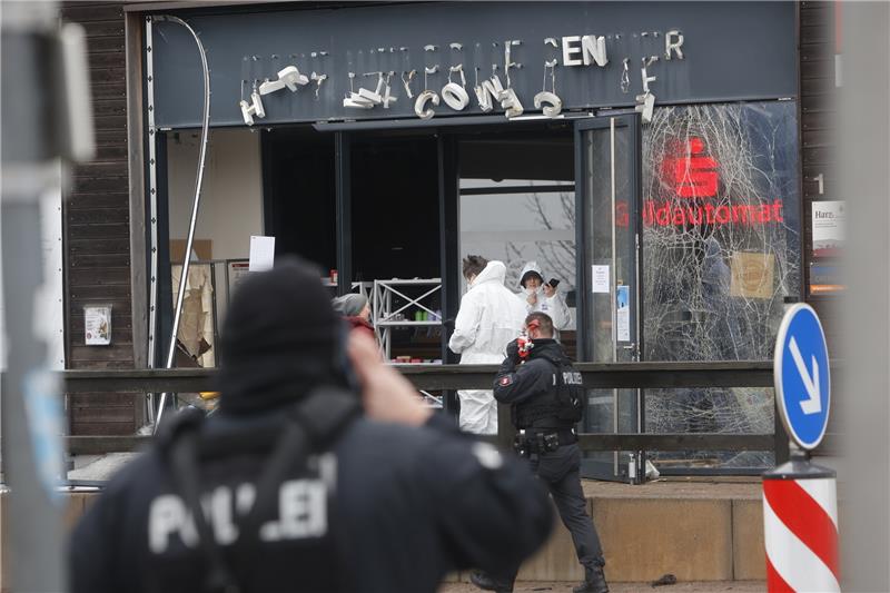 Sprengung mit Geiselnahme: Neue Details zu Flucht und Verdächtigen Blick auf einen zerstörten Vorraum der Touristinformation am Torfhaus. Am frühen Morgen haben dort unbekannte einen Geldautomaten gesprengt. Foto: Matthias Bein/dpa