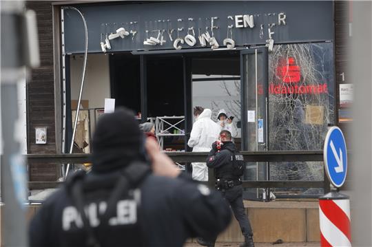 Blick auf einen zerstörten Vorraum der Touristinformation am Torfhaus. Am frühen Morgen haben dort unbekannte einen Geldautomaten gesprengt. Foto: Matthias Bein/dpa