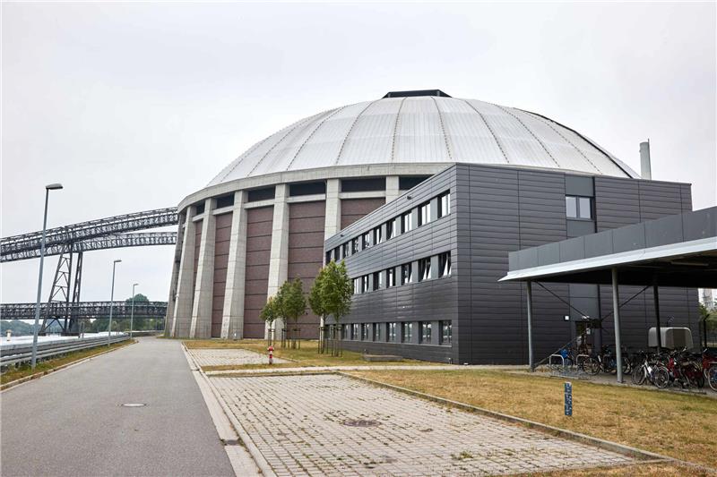 Vattenfall: Wiederanfahren des Kraftwerks Moorburg nicht möglich Blick auf eines der beiden Kohlekreislager, das als Zwischenlager für die Steinkohle diente. Foto: Georg Wendt/dpa