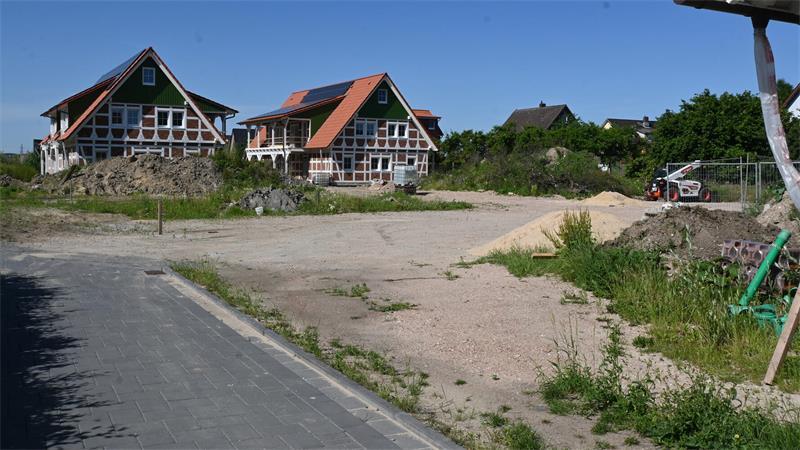 Anwohner protestieren gegen Wohnungsbau in Hollern-Twielenfleth Blick auf eines der neuen Bauprojekte - zwischen der Hinterstraße und der L140 in Hollern. Auf der Freifläche sollen - wie bereits vorne an der Landesstraße - zwei weitere Mehrfamilienhäuser errichtet werden.