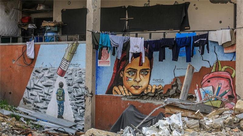 Hamas verpflichtet sich zu Freilassung weiterer Geiseln Blick auf zerstörtes Gebäude im Süden des Gazastreifens.