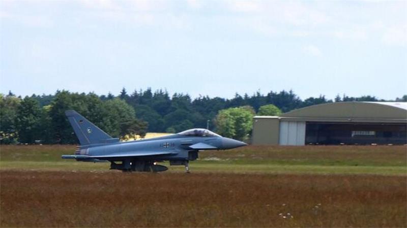 Hallenwand bei Marinefliegern stürzt nach Unwetter ein Blick aufs Nordholzer Gelände nach einer Flugvorführung beim Tag der Bundeswehr am 6. Juni.