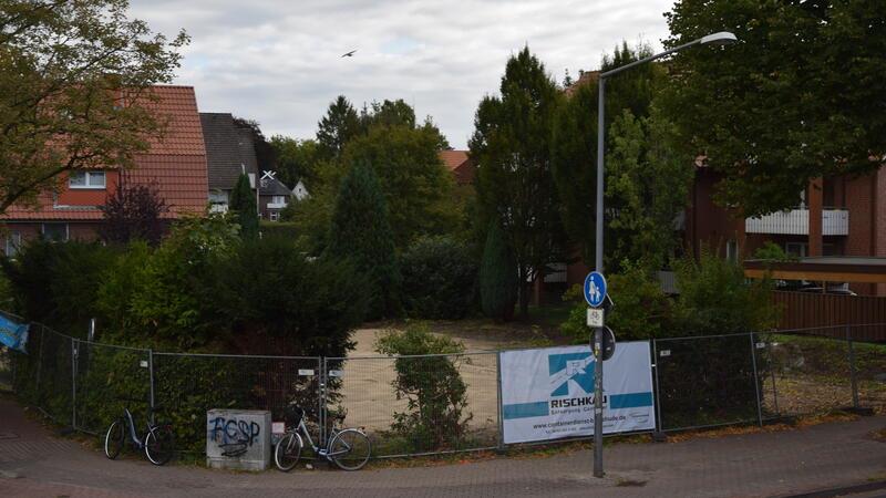 Blick aus Richtung des Buxtehuder Bahnhofs auf das Grundstück an der Ecke Giselbertstraße/Brüningstraße. Die Fläche ist frisch mit Sand aufgeschüttet und eingeebnet worden.