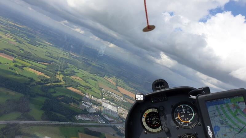 Blick aus dem Cockpit beim Segelflug.
