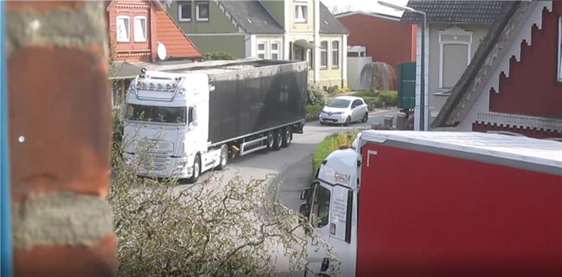 Blick aus dem Fenster eines Anwohners: Schwere Sattelzüge quälen sich tagtäglich durch Neuenfelde. Foto: Schmidt