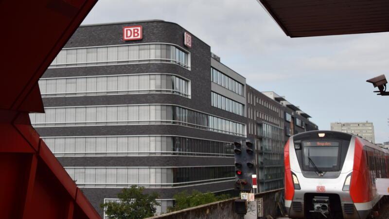 Blick aus dem S-Bahnhof Hammerbrook auf die Zentrale der Deutschen Bahn in Hamburg. In diesem Gebäude befindet sich auch das Ansagezentrum, das Mitteilungen an die Fahrgäste auf den Bahnsteigen macht.