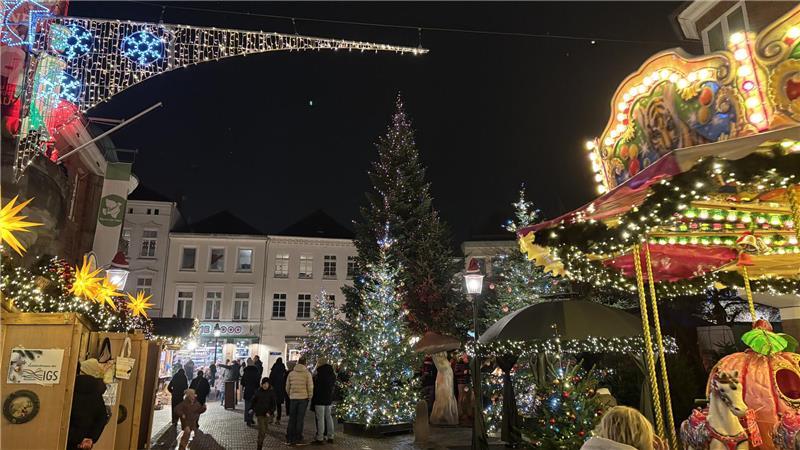 Winterwald und Öko-Klos: Der Buxtehuder Weihnachtsmarkt im TAGEBLATT-Check Blick aus der Breiten Straße auf den großen Tannenbaum.