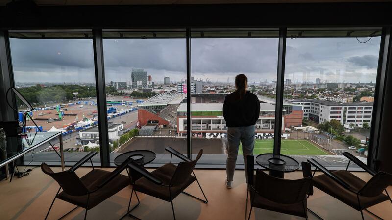 Bunker am Hamburger Heiligengeistfeld öffnet Türen für alle Blick aus der Hotel-Lobby im grünen Bunker