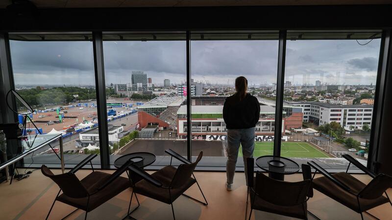Grüner Hamburger Bunker für alle offen - Besucher begeistert Blick aus der Hotel-Lobby im grünen Bunker