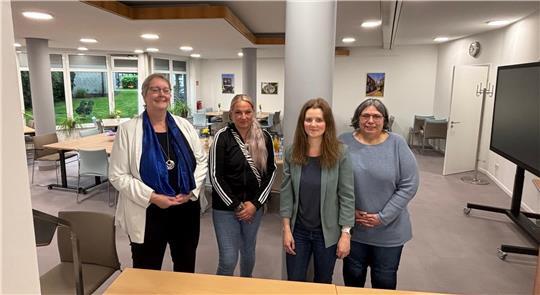 Blick aus der Küche in den großen Saal: Bei einer Begehung stellen Gaby Wehrens (von links, Fachbereichsleiterin Bildung, Jugend, Sport, Soziales und Senioren), Josefine Schnackenberg (Fachgruppe Senioren Soziales), Juliana Weiß (Leiterin Fachgruppe Soziales, Wohnen und Senioren) und Helen Wahba (Fachgruppe Soziales, Wohnen und Senioren) die Begegnungsstätte Altkloster vor.