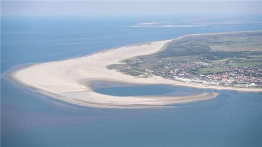 Blick aus der Luft auf die ostfriesische Insel Borkum in der Nordsee.