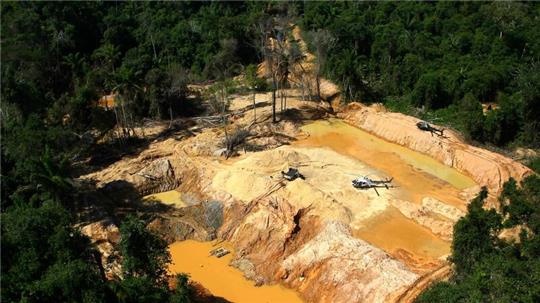 Blick aus einem Hubschrauber der brasilianischen Umweltbehörde auf ein illegales Bergbaulager während einer Operation zur Eindämmung des illegalen Bergbaus im Gebiet der Yanomami-Indianer im brasilianischen Bundesstaat Roraima.