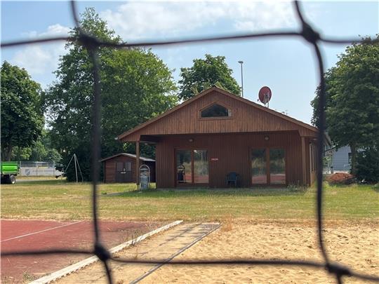 Blick durch das Netz auf dem Beachvolleyball-Feld auf das Jugendblockhaus Hammah. Die Jugendarbeit dort soll wieder auf Touren kommen. Foto: Klempow