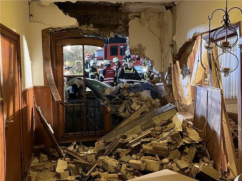 Blick durch die Tür in Richtung Straße: Das Gasthaus wurde durch den Aufprall des Pkw stark beschädigt. Foto: Vasel