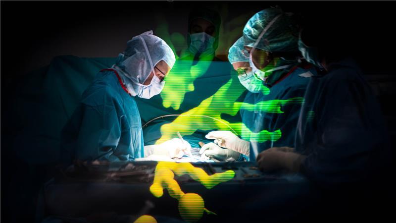 Blick durch eine VR-Brille auf den OP-Tisch. Die Brille zeigt ein virtuelles 3D-Modell der von Krebs befallenen Leber des Patienten.