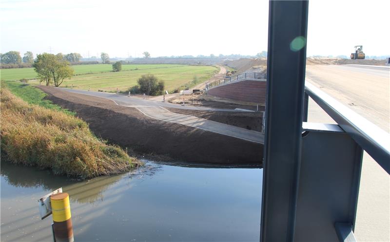 Blick gen Westen von der Autobahnbrücke über die Este auf Brückenfuß und Vorbelastungsdamm in Richtung Rübke.