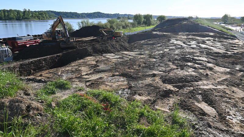 Blick in Richtung Hamburg: Das Foto zeigt die Lücke im Deich in Hinterbrack. Rechts ist die K39 zu sehen.