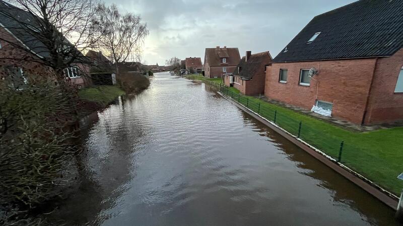 Blick in Richtung Horneburg: Beim Weihnachtshochwasser war die Lühe zwischen Neuenkirchen (links) und Guderhandviertel (rechts) randvoll.