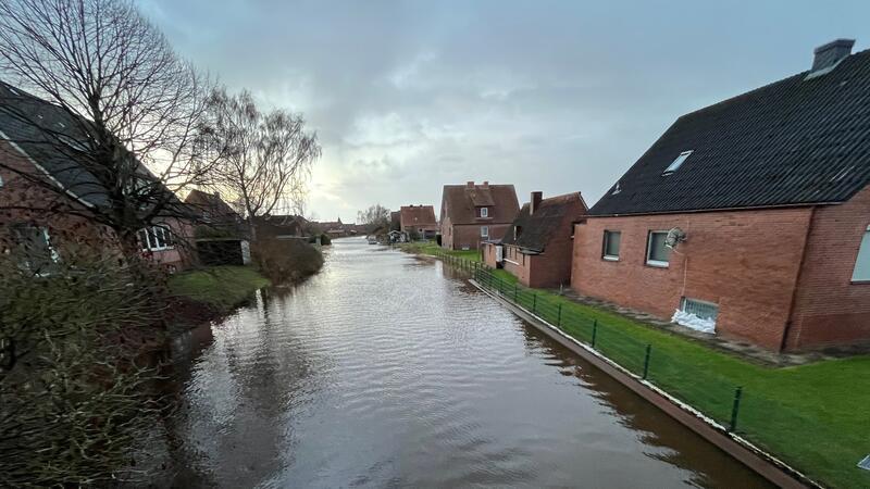 Blick in Richtung Horneburg: Beim Weihnachtshochwasser war die Lühe zwischen Neuenkirchen (links) und Guderhandviertel (rechts) randvoll. Gärten liefen voll, vor dem Keller liegen noch die Sandsäcke.