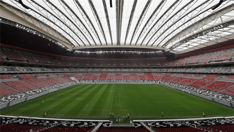 Blick in das Al-Bayt-Stadion, eines der WM-Stadien in denen 2022 die Fußball-WM aufgetragen wird. Foto: Hassan Ammar/AP/dpa
