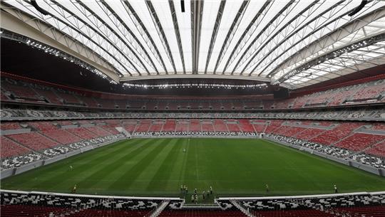 Blick in das Al-Bayt-Stadion, eines der WM-Stadien in denen 2022 die Fußball-WM aufgetragen wird. Foto: Hassan Ammar/AP/dpa