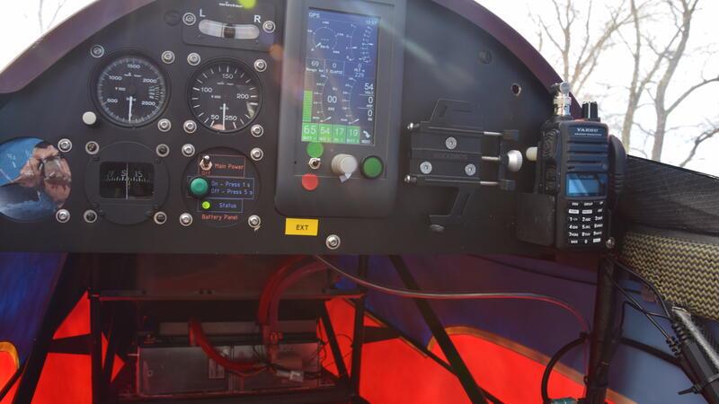 Blick in das Cockpit des einsitzigen Sportflugzeugs.