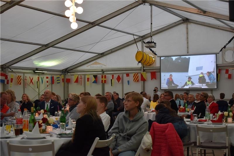 Altländer Yachtclub feiert Jubiläum nach Blick in das Festzelt. Foto: Vasel