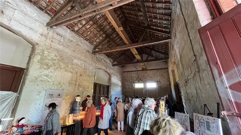 Horneburger wollen maroden Güterschuppen auf Vordermann bringen Blick in das Innere des Bahnhofschuppens in Horneburg.