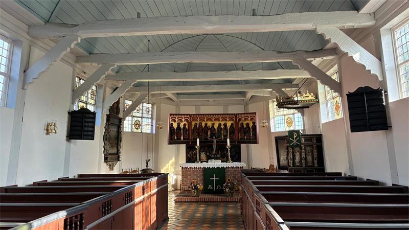 St. Johannes wirft sich in Schale: Turm in Neuenkirchen wird saniert Blick in das Innere von St. Johannes in Neuenkirchen mit dem spätgotischen Flügelaltar.