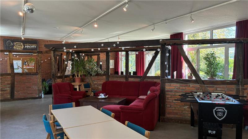 Droht dem Jugendzentrum in Steinkirchen das Aus? Blick in das Jugendzentrum in Steinkirchen - vorher als Sparkasse und Restaurant genutzt.