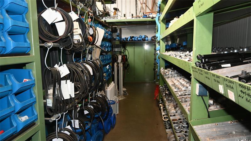 Die Daniel Düsentriebs des Alten Landes: Wo der Erfindergeist zu Hause ist Blick in das Materiallager von PWH Landmaschinentechnik in Jork-Höhen.
