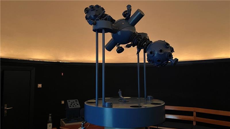 Blick in das Planetarium in Grünendeich mit der alten DDR-Technik von 1980.