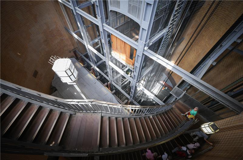 So läuft die Sanierung des Alten Hamburger Elbtunnels Blick in das Treppenhaus mit den großen Fahrstühlen für Fahrzeuge im Alten Elbtunnel. Foto: Christian Charisius/dpa