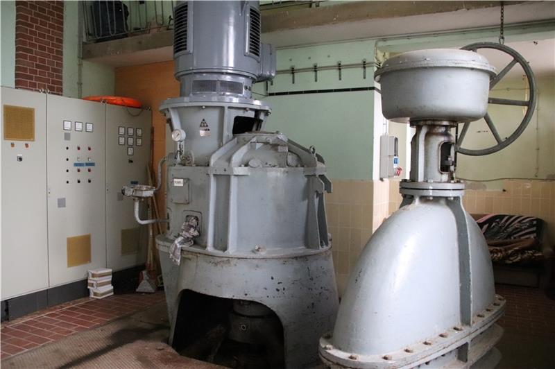 Warum Hinni nach 50 Jahren vom Deich wegziehen muss Blick in das alte Schöpfwerk : Hinni hält die alten Pumpen in Schuss.