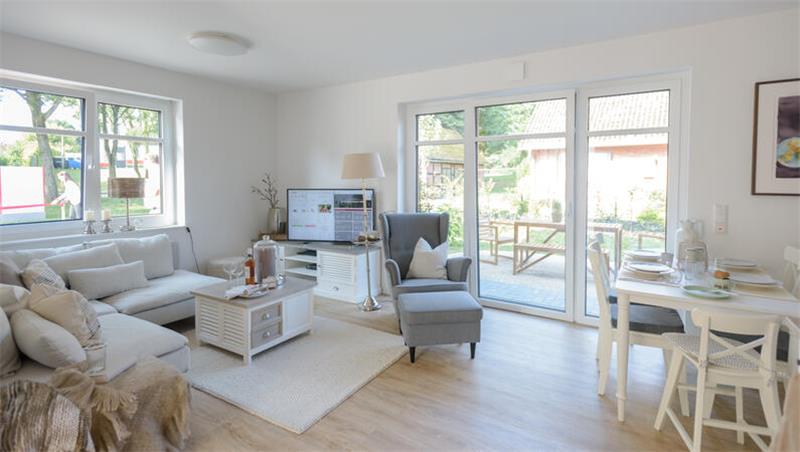Viebrockhaus: Oldendorf gibt grünes Licht für grüne Häuser Blick in das bezugsfertig eingerichtete Haus. Für ein Haus mit fünf Wohneinheiten rechnet Viebrockhaus mit einer Bauzeit von vier Monaten.