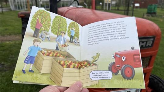 Blick in das neue Kinderbuch „Fink und Frank zeigen Dir den Apfelhof“ des Obstbauversuchsringes des Alten Landes.