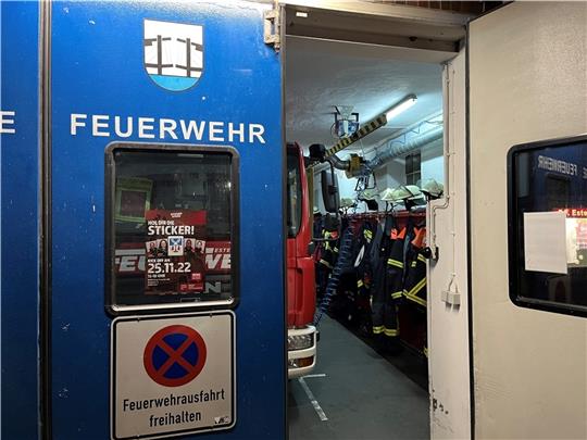 Blick in das zu kleine Feuerwehr-Gerätehaus in Estebrügge. ( Foto: Vasel