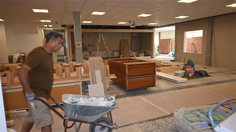 Blick in das zukünftige Herz der Grundschule An der Este: Hinten entsteht die neue Bücherei, rechts kommt die Bühne hin.