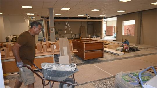 Blick in das zukünftige Herz der Grundschule An der Este: Hinten entsteht die neue Bücherei, rechts kommt die Bühne hin.