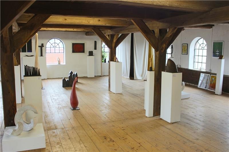 Blick in den Ausstellungsraum von Barbara Uebel in Moorende. Hier zeigt sie eigene und die Arbeiten einer befreundeten Künstlerin. Foto: Frank