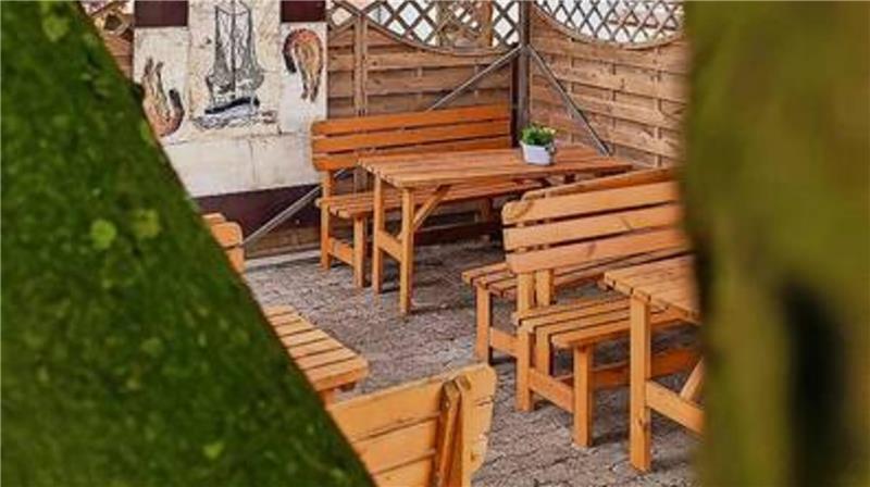Blick in den Biergarten des kleinen Fischgeschäfts und Imbisses von Kocken in Spieka-Neufeld.