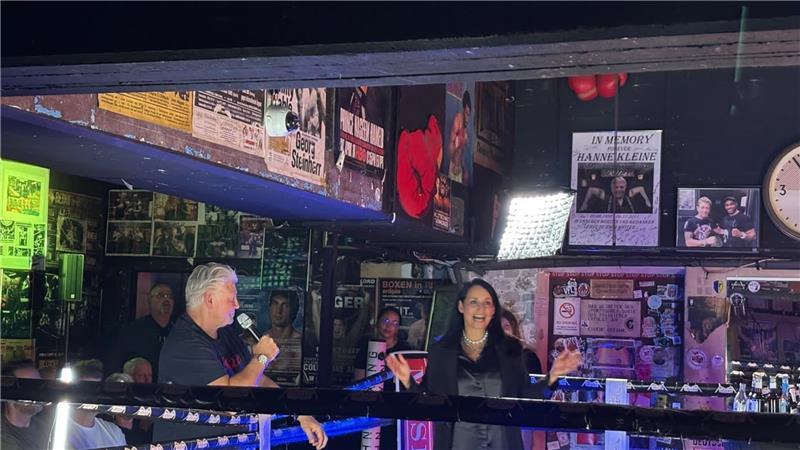 Kiez-König: Carsten Marek kommt mit Ritze-Curry nach Horneburg Blick in den Boxkeller der Ritze, rechts Carsten Marek am Mikro bei der Kiezlife Live-Show im Gespräch mit Moderatorin Jasmin Taiebi.