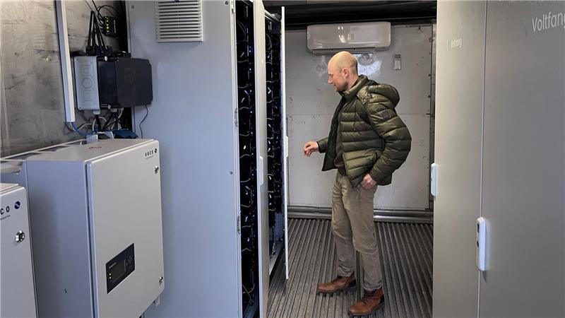 Blick in den Container mit dem Batteriespeicher.